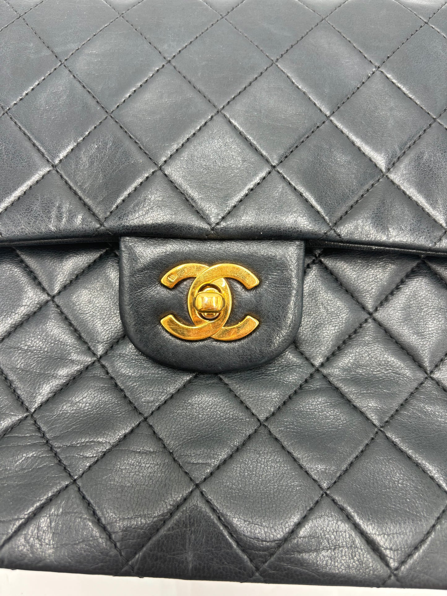 CHANEL Classic Double Flap Media — Pelle di Agnello Trapuntata Nera, Hardware Oro
