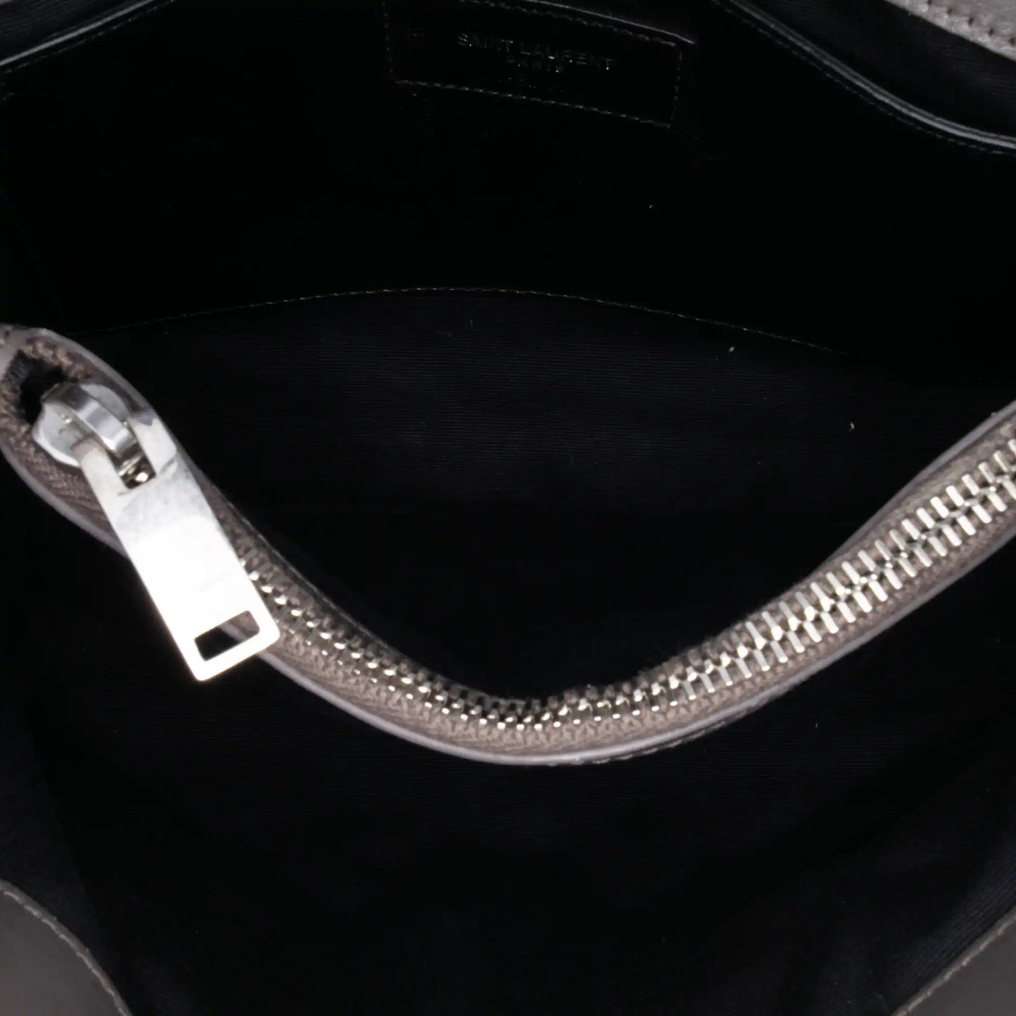 Saint Laurent Piccola borsa a tracolla LouLou in pelle di vitello con monogramma