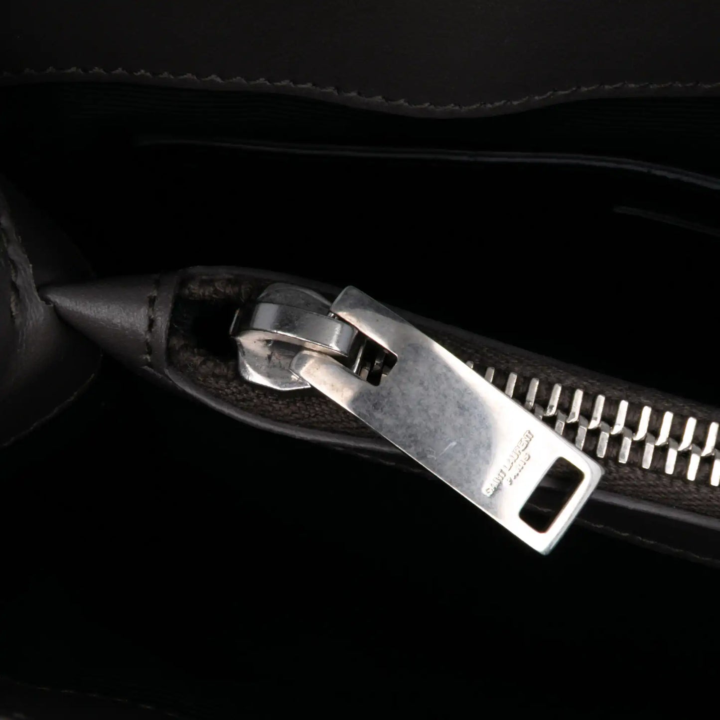 Saint Laurent Piccola borsa a tracolla LouLou in pelle di vitello con monogramma