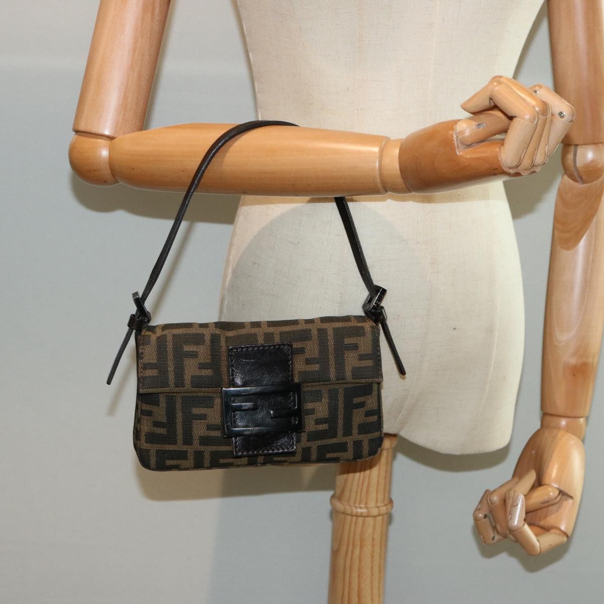Fendi Baguette Mini Zucca Canvas e Pelle Nera – Made in Italy