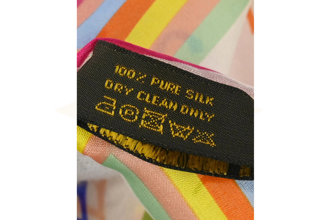 Louis Vuitton – Foulard in seta Multicolor Monogram Rainbow