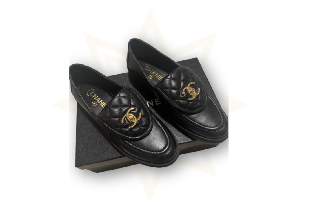 Chanel – Mocassini Trapuntati in Pelle Nera con Logo Dorato – Taglia 39
