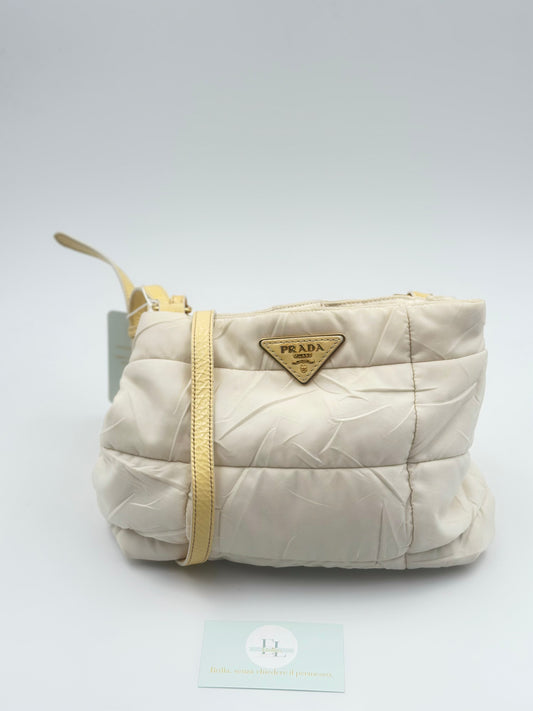 Prada Shoulder Bag in Tessuto Trapuntato Avorio con Dettagli in Pelle – Medium