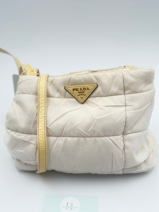 Prada Shoulder Bag in Tessuto Trapuntato Avorio con Dettagli in Pelle – Medium