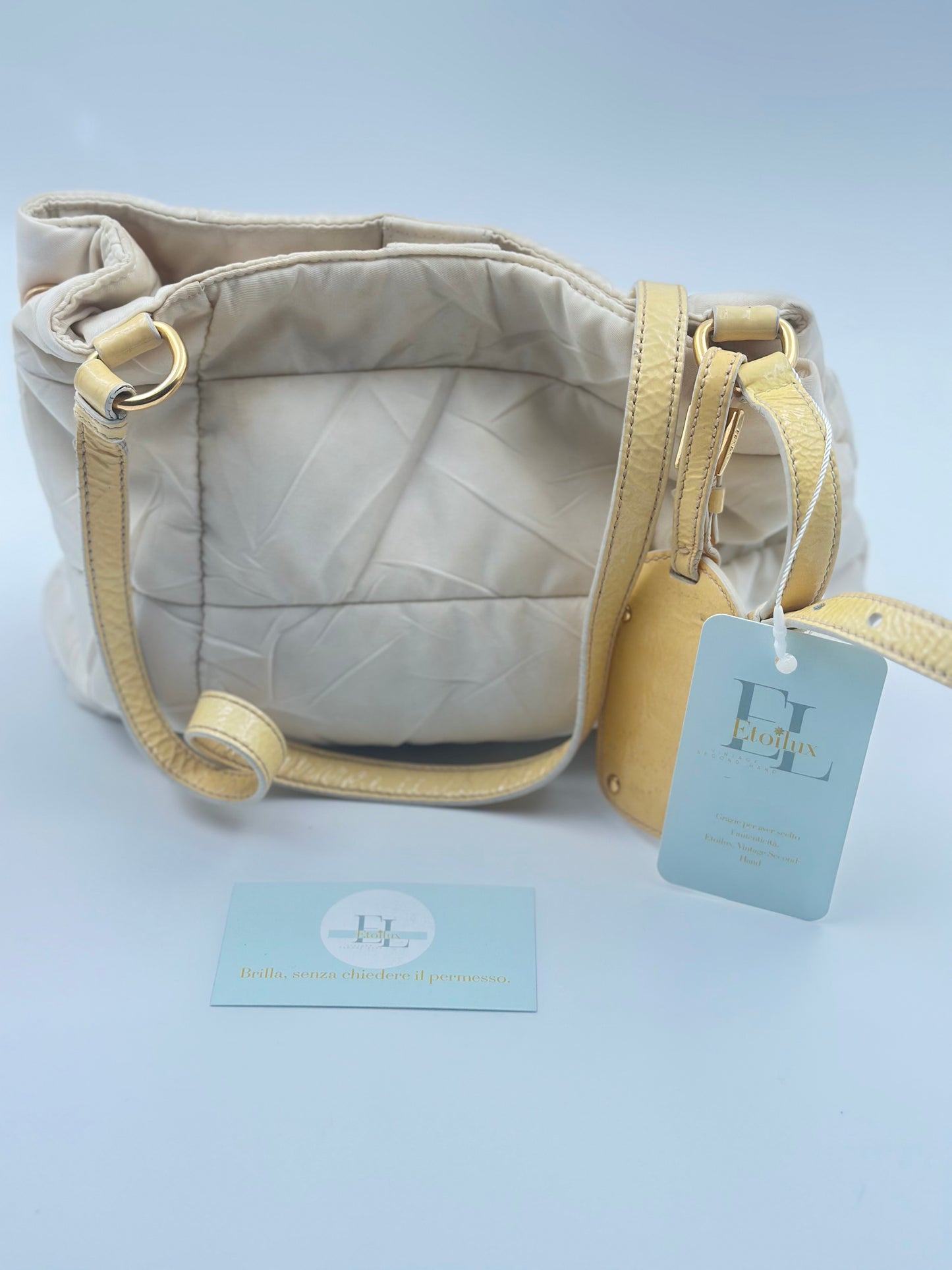 Prada Shoulder Bag in Tessuto Trapuntato Avorio con Dettagli in Pelle – Medium