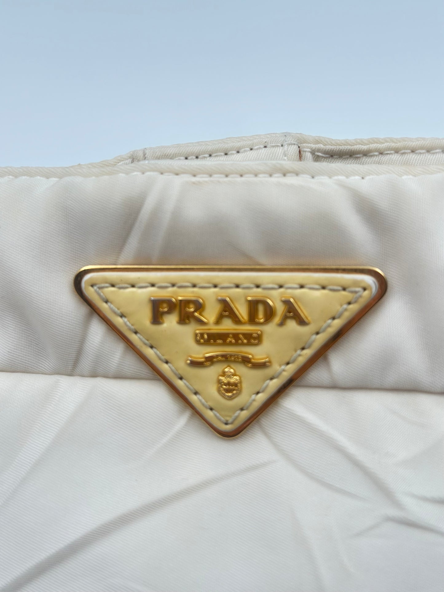 Prada Shoulder Bag in Tessuto Trapuntato Avorio con Dettagli in Pelle – Medium