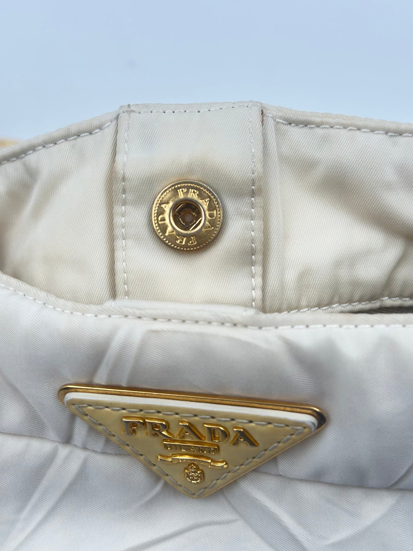 Prada Shoulder Bag in Tessuto Trapuntato Avorio con Dettagli in Pelle – Medium