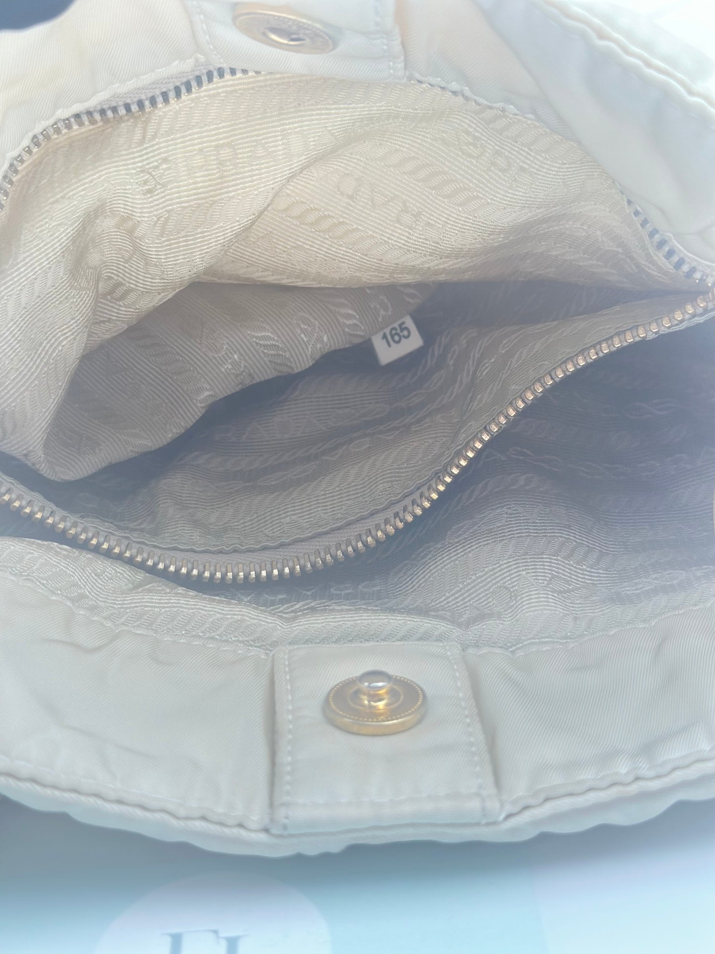 Prada Shoulder Bag in Tessuto Trapuntato Avorio con Dettagli in Pelle – Medium