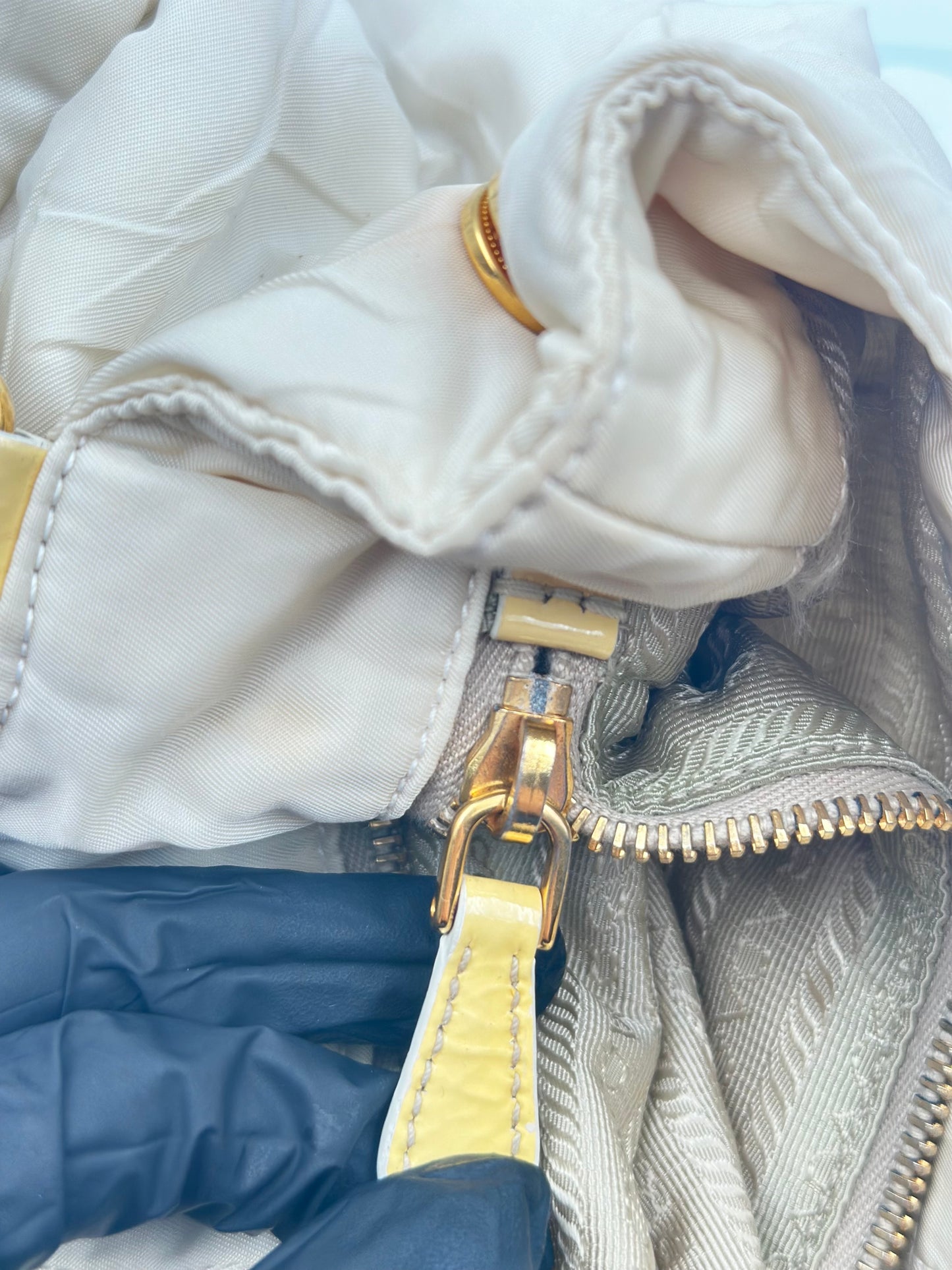 Prada Shoulder Bag in Tessuto Trapuntato Avorio con Dettagli in Pelle – Medium