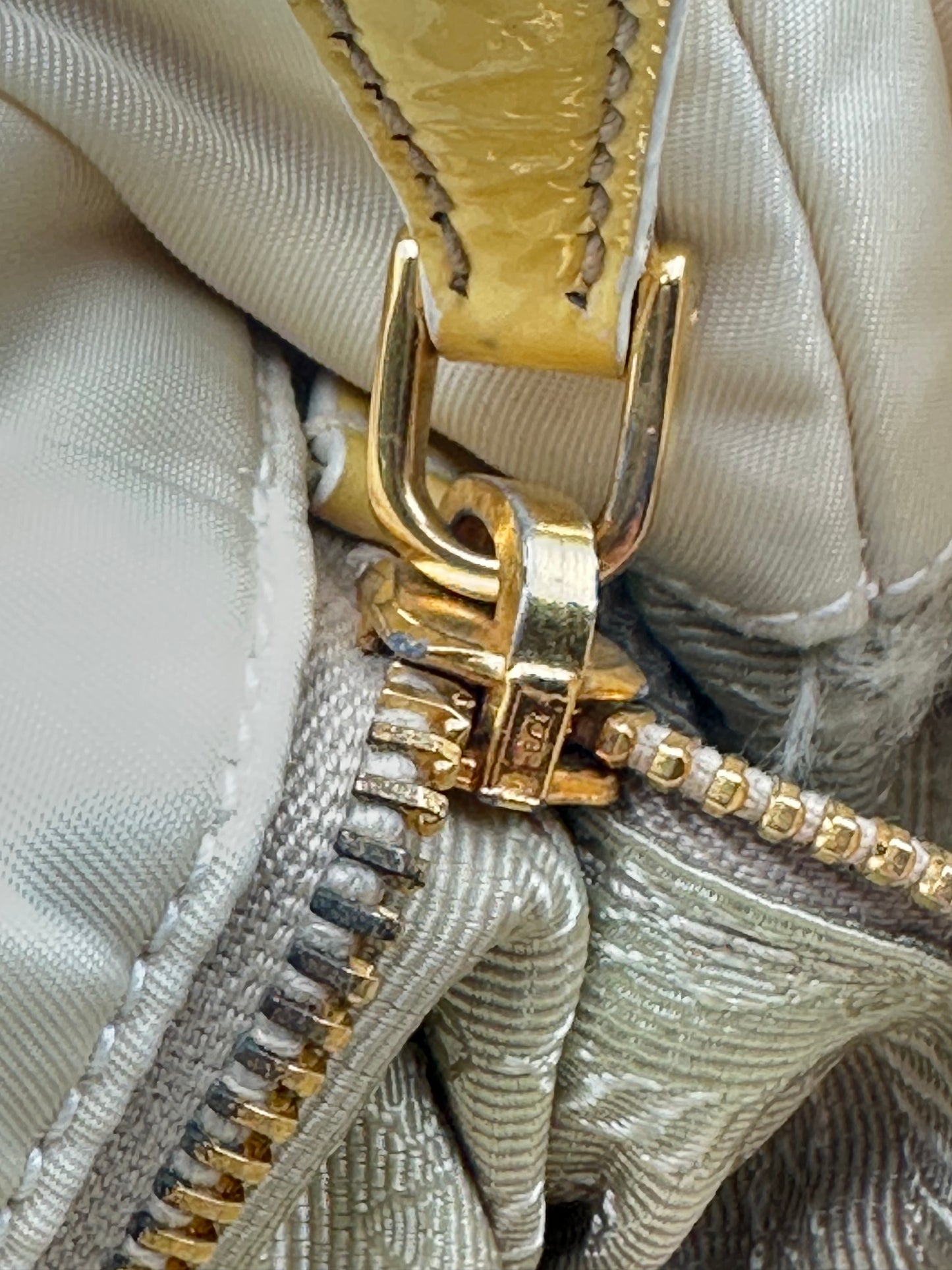 Prada Shoulder Bag in Tessuto Trapuntato Avorio con Dettagli in Pelle – Medium