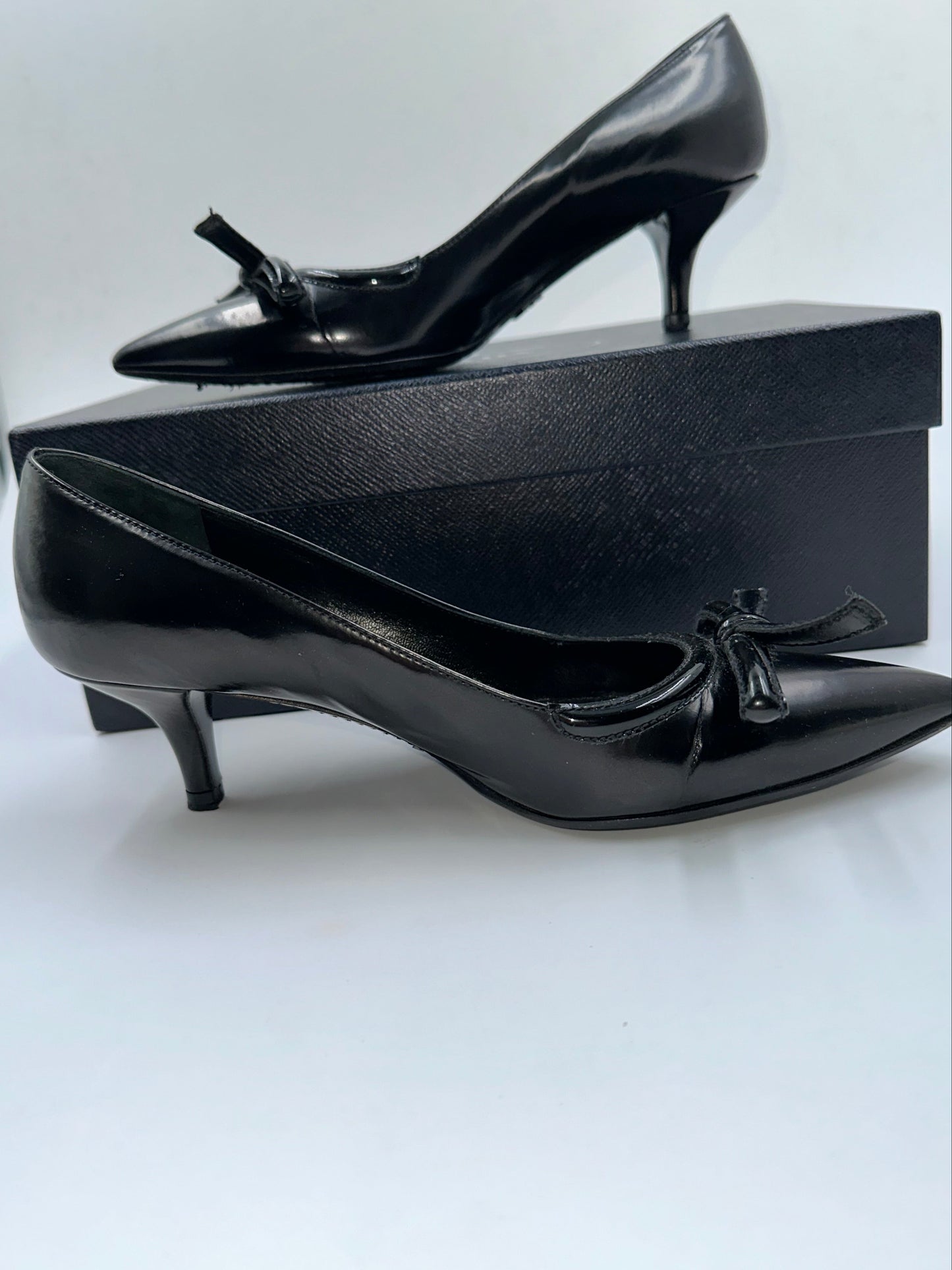 PRADA – Décolleté in Vernice Nera con Fiocco – Tacco Medio | Tg. 36,5