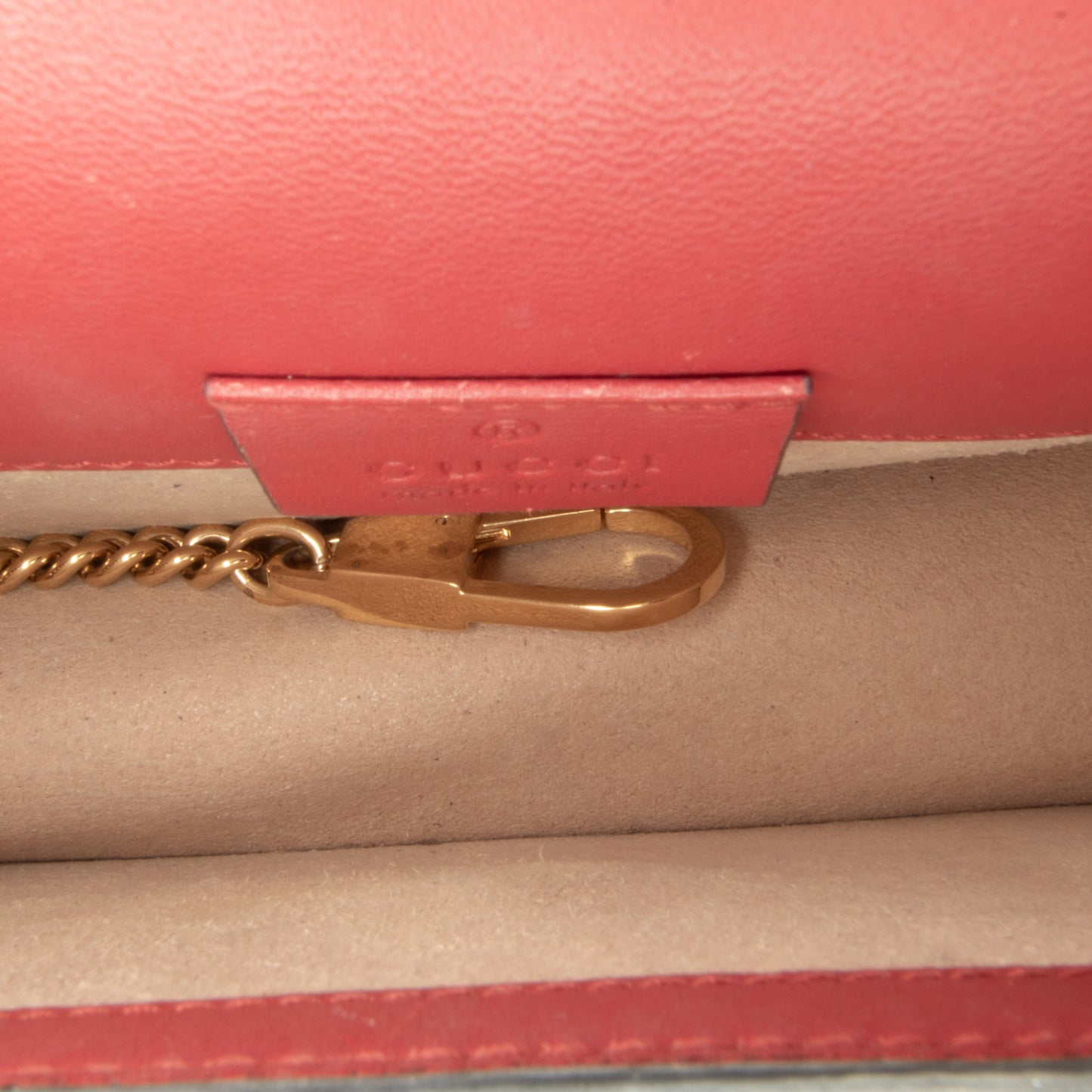 Gucci Super Mini Sylvie a Catena – Pelle Rossa con Dettagli Oro