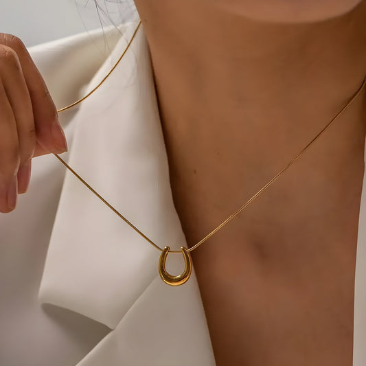 BEHI HORSESHOE NECKLACE - Etoilux