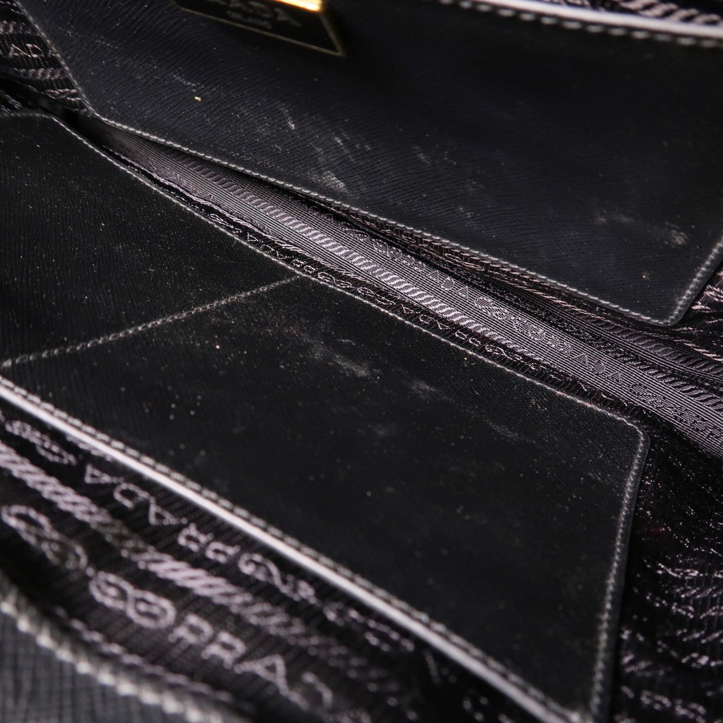 Prada Galleria Medium in Saffiano Nero con finiture dorate - Etoilux