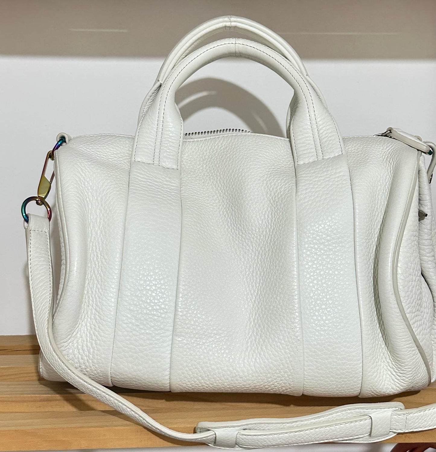 Alexander Wang Rocco Bag in Pelle Martellata Bianca con Borchie Iridescenti - Etoilux