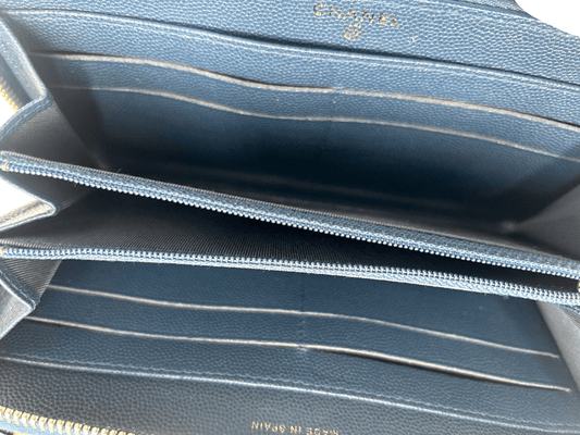 Chanel Portafoglio Matelassé Zippy Caviar Blu Navy – Hardware Oro – 19 cm - Etoilux