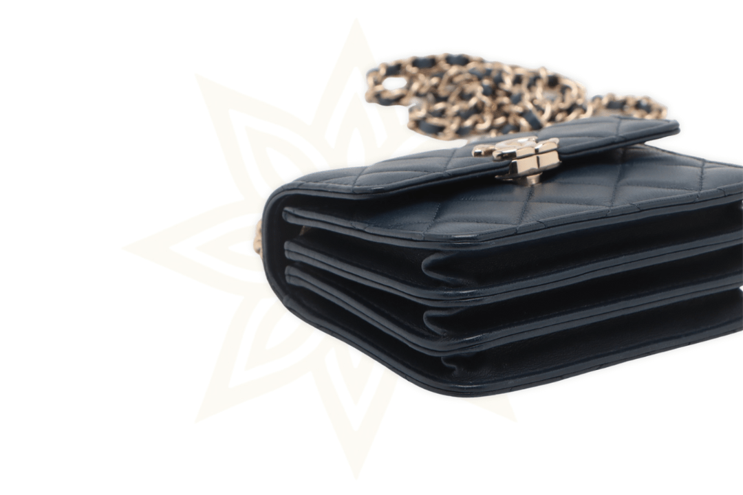 CHANEL Mini Handle Wallet on Chain in pelle trapuntata blu navy - Etoilux