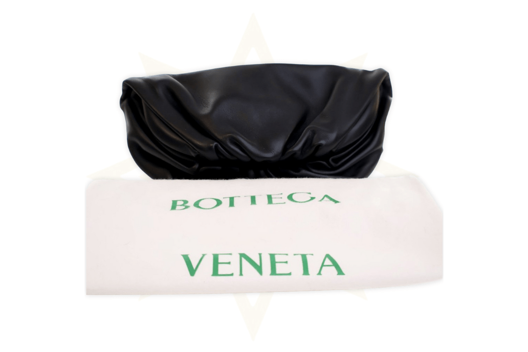 Bottega Veneta Mini Chain Pouch in nappa nera con catena dorata - Etoilux