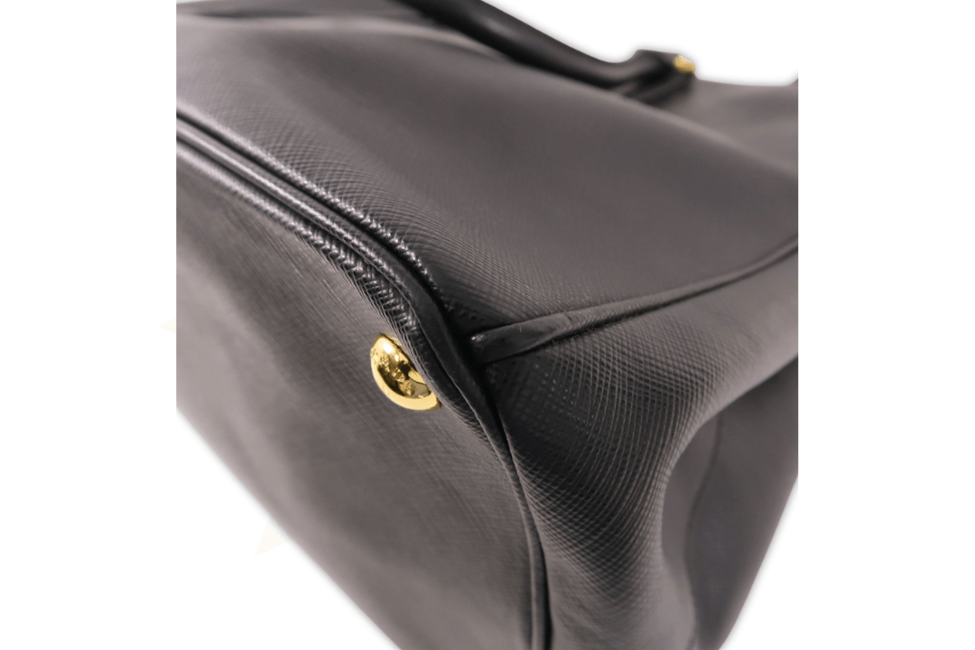 Prada Galleria Medium in Saffiano Nero con finiture dorate - Etoilux