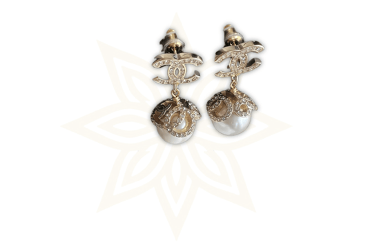 Chanel Orecchini Pendente Perla & Logo CC con Cristalli - Etoilux