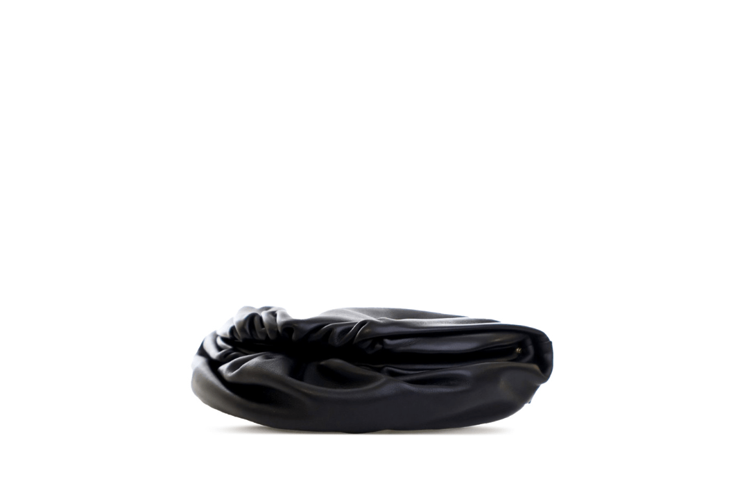 Bottega Veneta Mini Chain Pouch in nappa nera con catena dorata - Etoilux