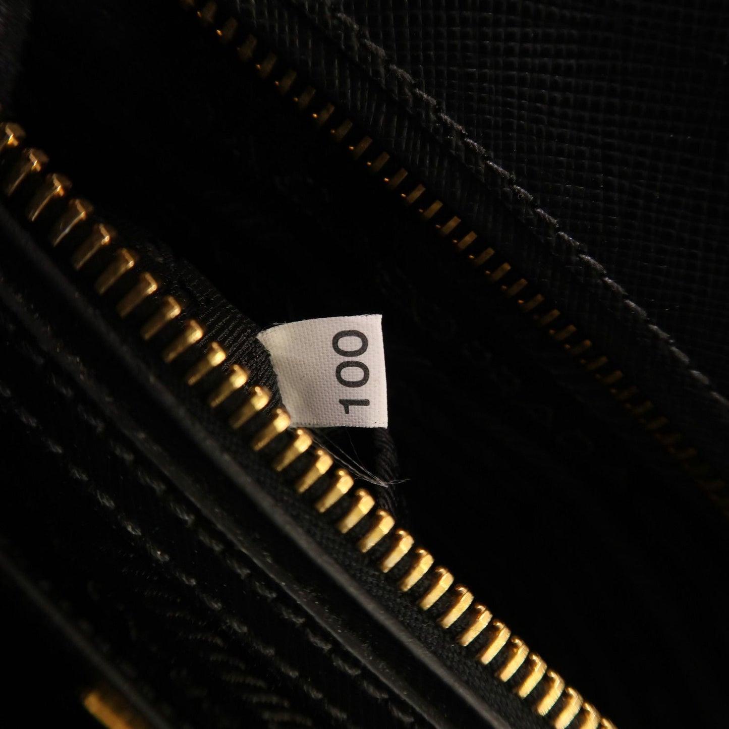 Prada Galleria Medium in Saffiano Nero con finiture dorate - Etoilux