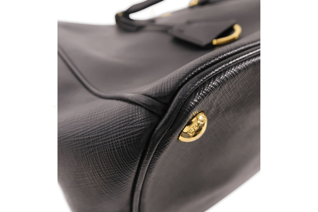 Prada Galleria Medium in Saffiano Nero con finiture dorate - Etoilux