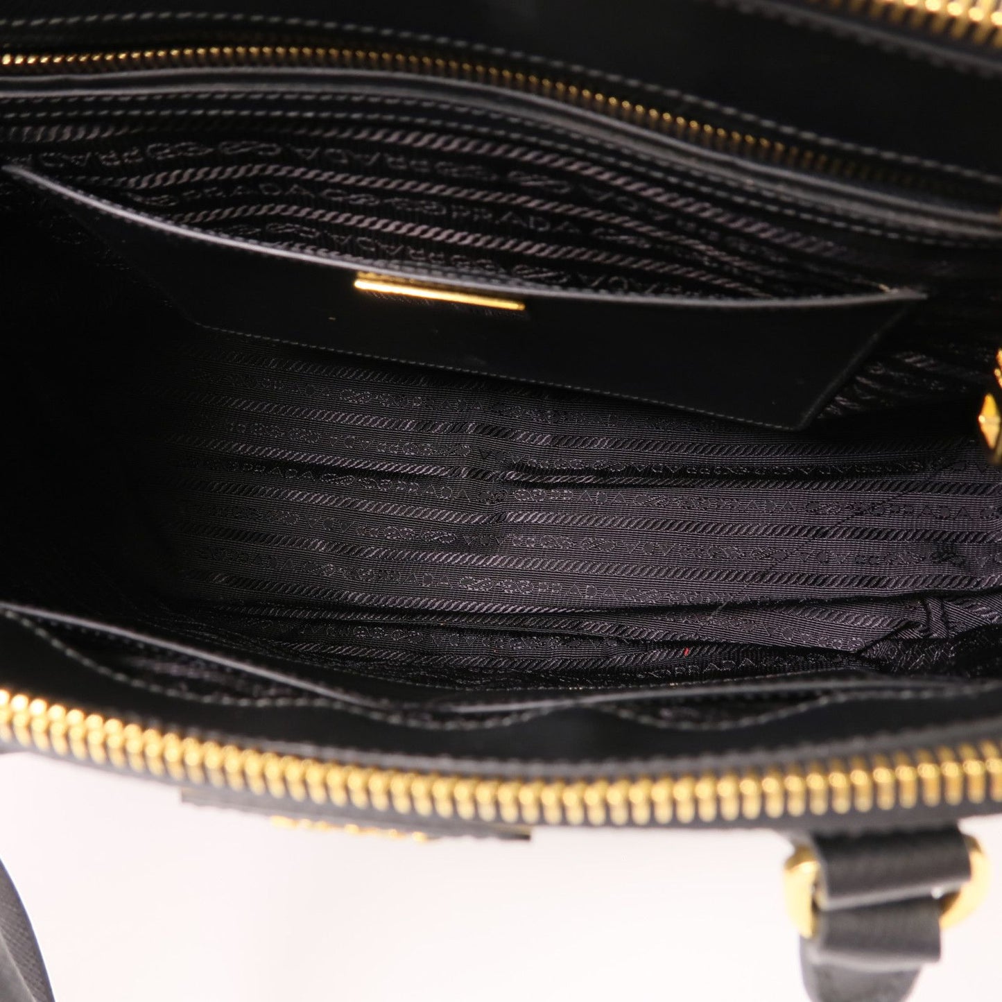 Prada Galleria Medium in Saffiano Nero con finiture dorate - Etoilux