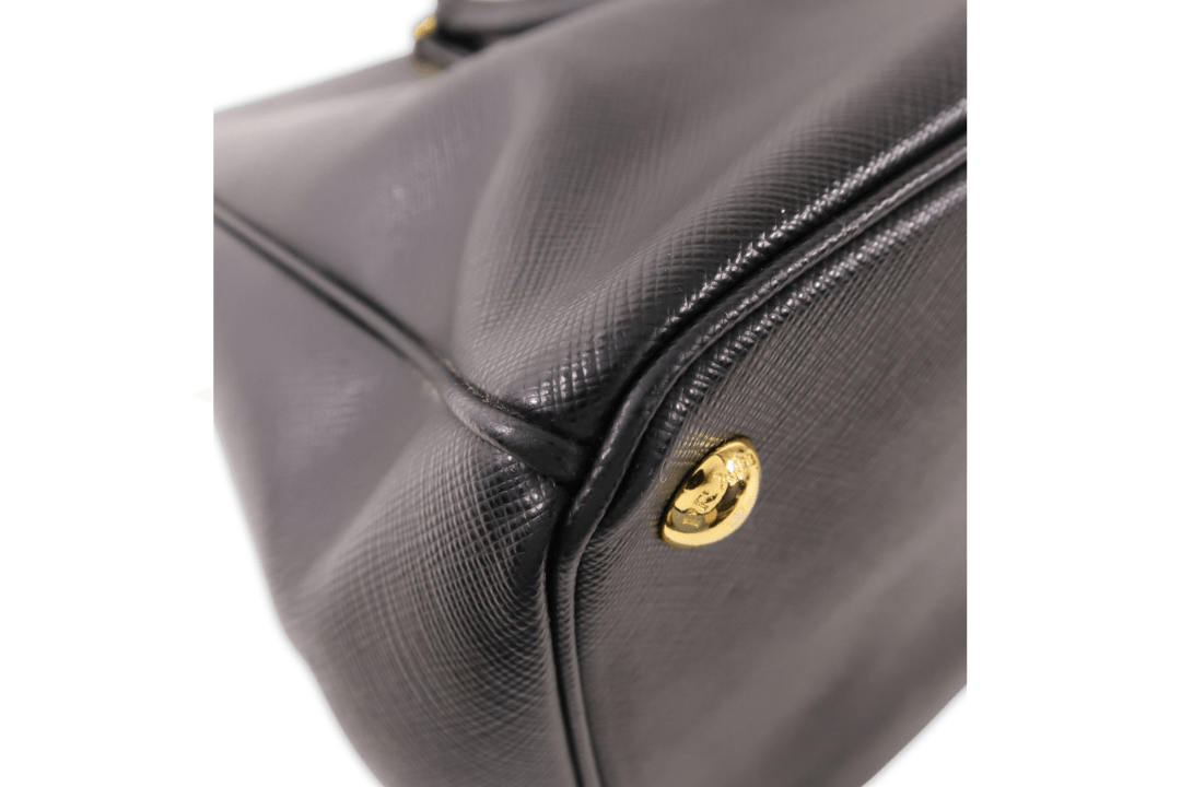 Prada Galleria Medium in Saffiano Nero con finiture dorate - Etoilux