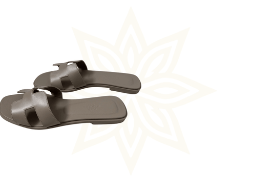 Hermès Oran Sandals in pelle di vitello – Etoupe (taglia 38) - Etoilux