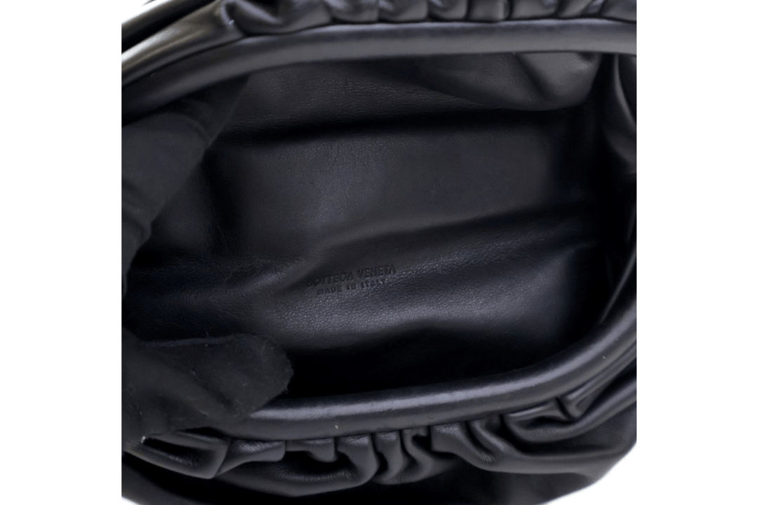 Bottega Veneta Mini Chain Pouch in nappa nera con catena dorata - Etoilux