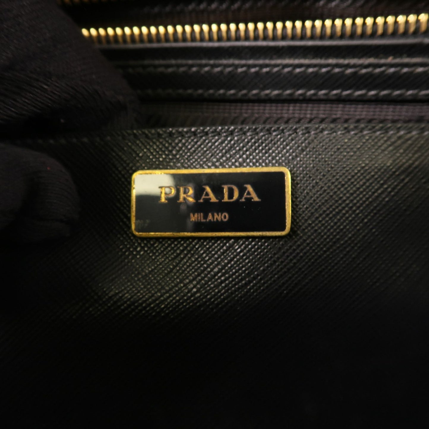 Prada Galleria Medium in Saffiano Nero con finiture dorate - Etoilux