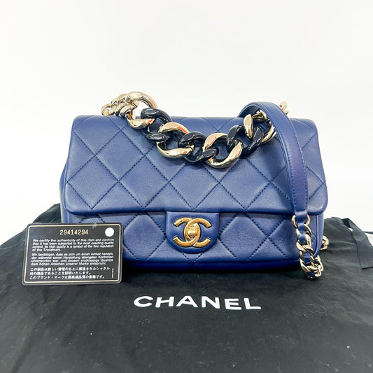Chanel Flap Bag Small Pelle Agnello Blu Navy Catena Resina – 2020 - Etoilux