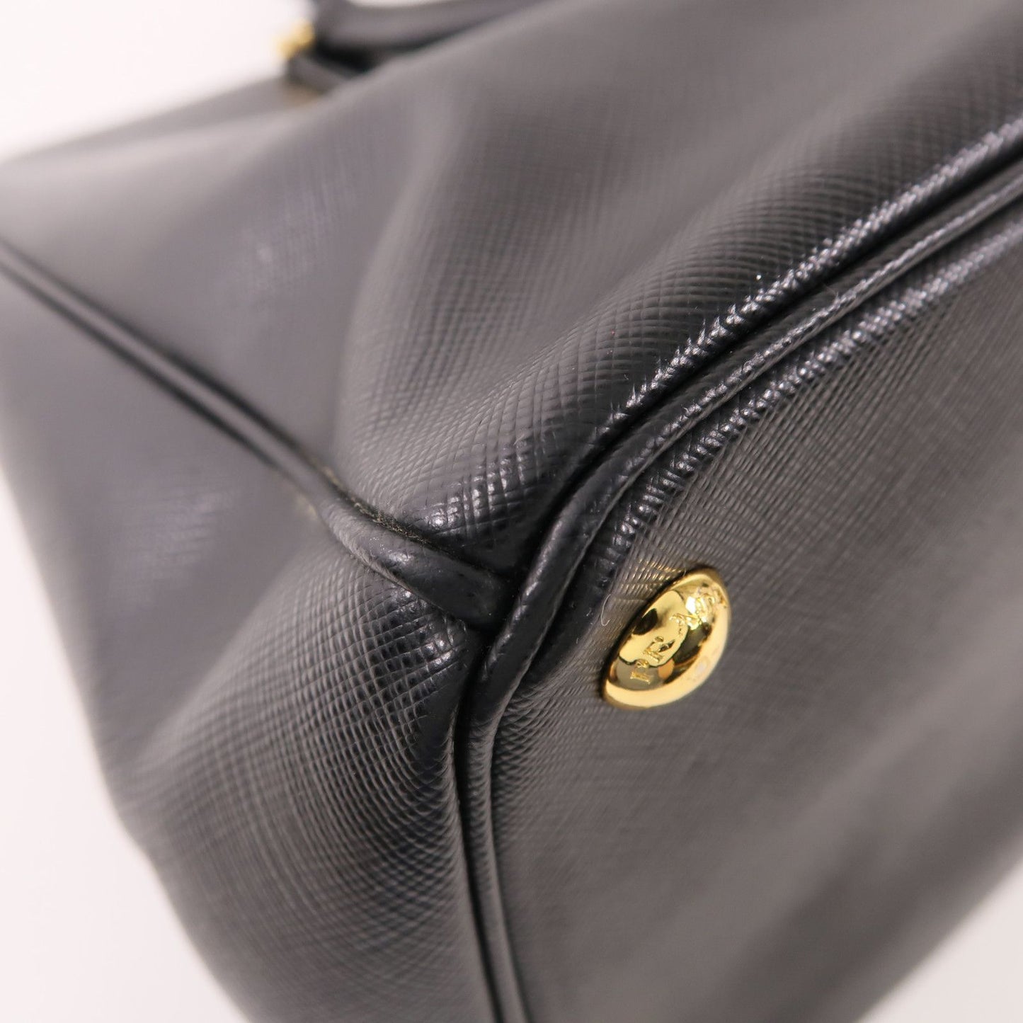 Prada Galleria Medium in Saffiano Nero con finiture dorate - Etoilux
