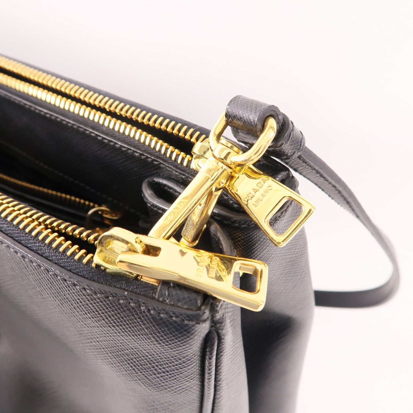 Prada Galleria Medium in Saffiano Nero con finiture dorate - Etoilux
