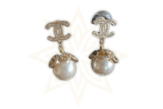 Chanel Orecchini Pendente Perla & Logo CC con Cristalli - Etoilux
