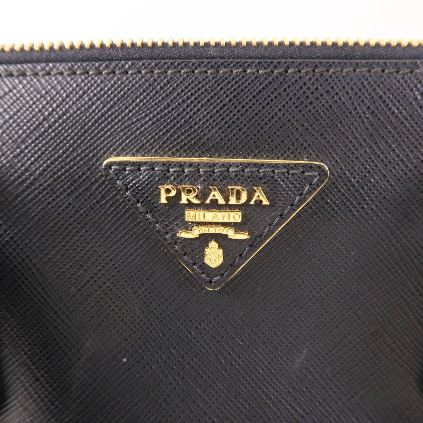 Prada Galleria Medium in Saffiano Nero con finiture dorate - Etoilux