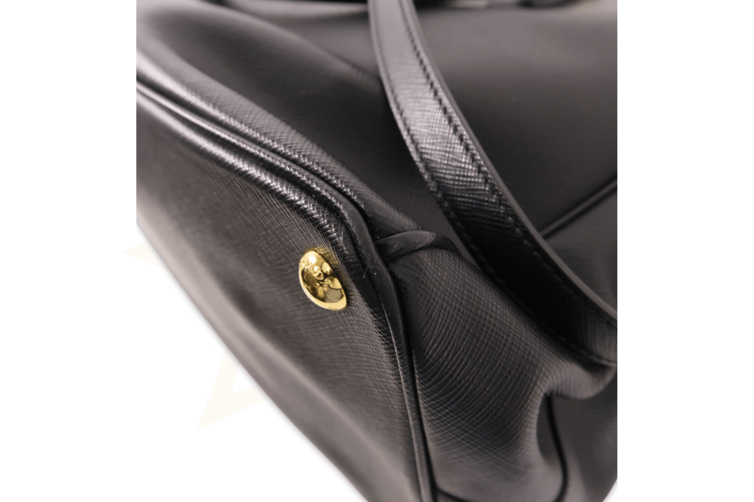 Prada Galleria Medium in Saffiano Nero con finiture dorate - Etoilux
