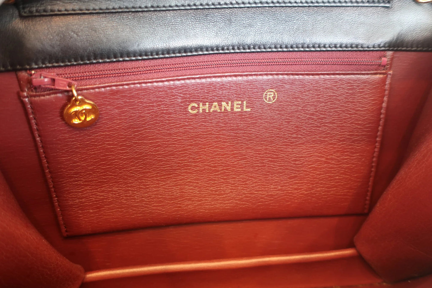 Chanel Matelassé Push Lock Chain Shoulder Bag Pelle di Agnello Nera – 25 cm - Etoilux