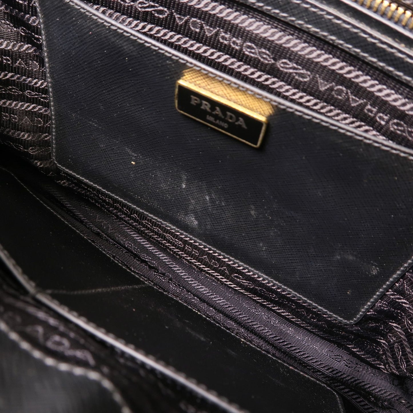 Prada Galleria Medium in Saffiano Nero con finiture dorate - Etoilux
