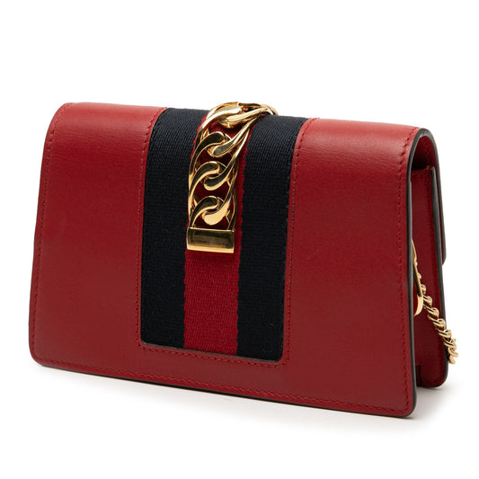 Gucci Sylvie Mini Pelle di Vitello Rossa con Web Stripe e Catena Oro — 16 cm - Etoilux