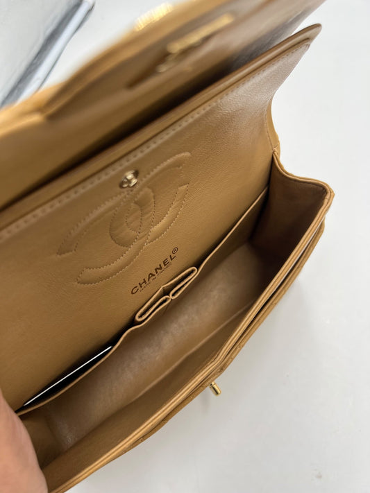 Chanel Classic Double Flap Medium Lambskin Camel Hardware Oro – 25 cm - Etoilux