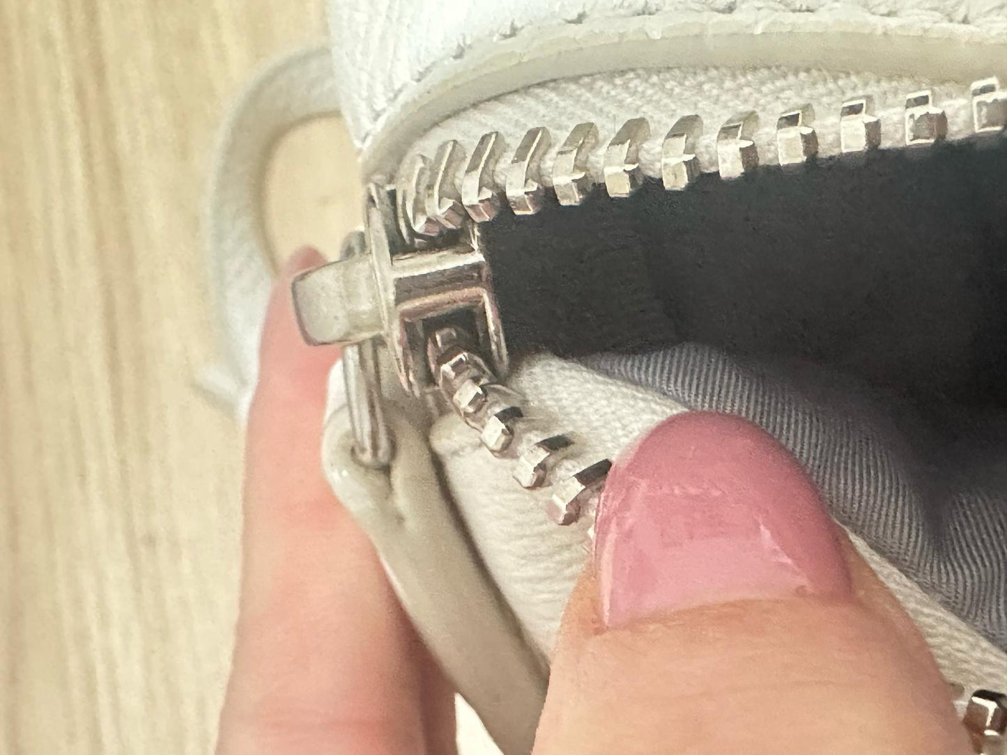 Alexander Wang Rocco Bag in Pelle Martellata Bianca con Borchie Iridescenti - Etoilux