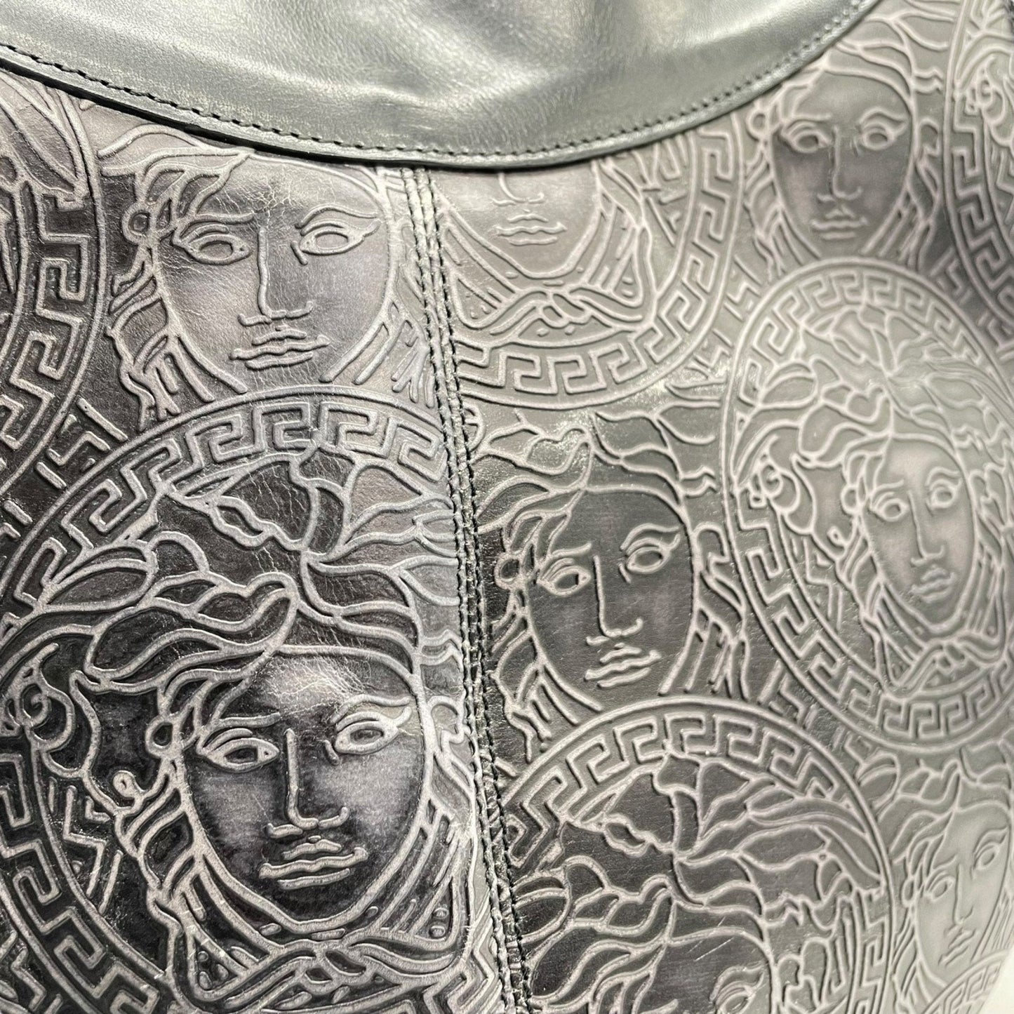 Versace Medusa – Hobo bag in pelle nera incisa - Etoilux