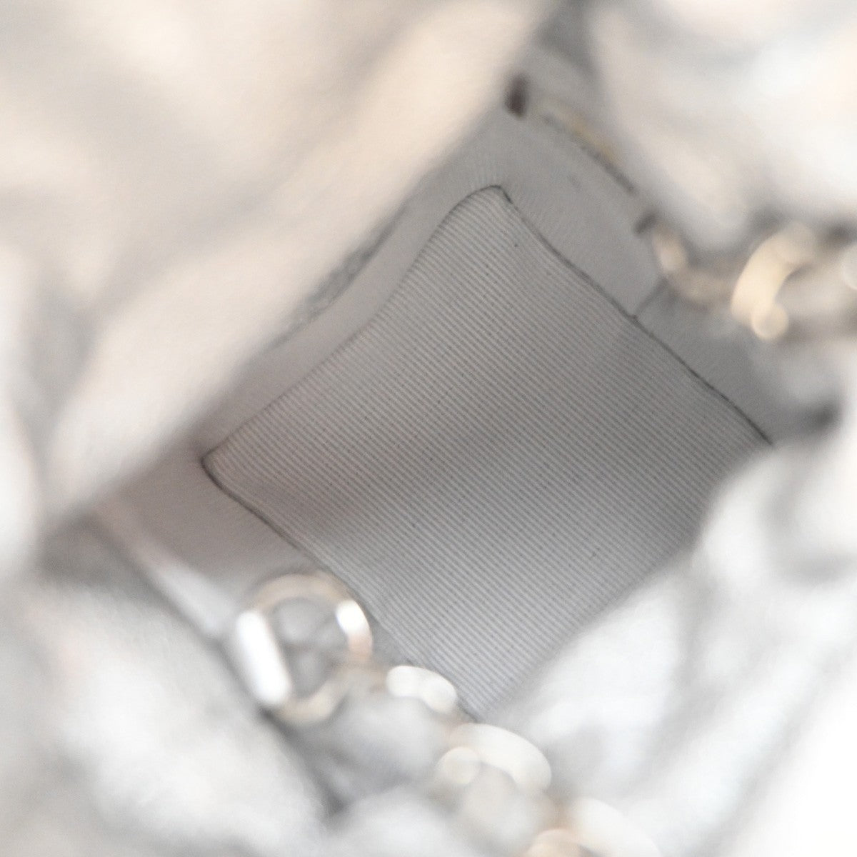 Chanel Mini Bucket Bag Pelle Vitello Trapuntata Argento Metallizzato – 6 cm