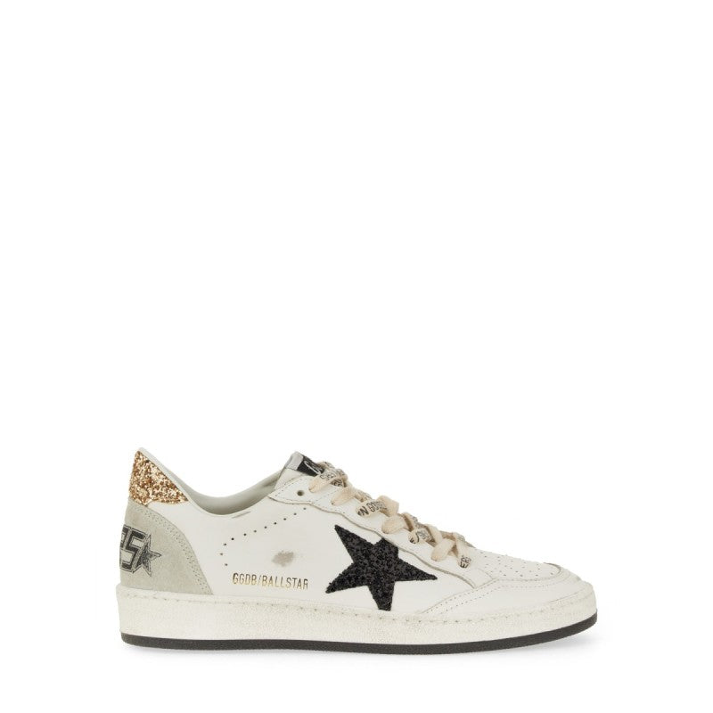 Golden Goose – Ball Star Sneaker in Pelle Bianca con Stella Nera Glitter e Tallone Oro – Donna – FW25