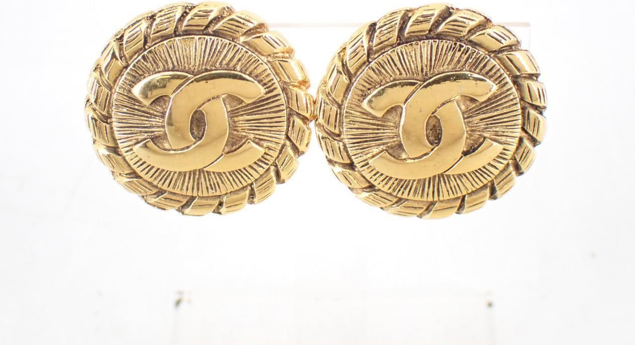 Chanel – Orecchini Clip-On Coco Mark in metallo dorato