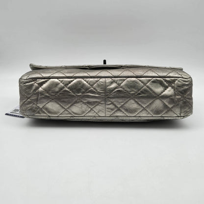Chanel 2.55 Reissue Flap Pelle di Vitello Metallizzata Argento Anticato (2006–2008) – 30 cm