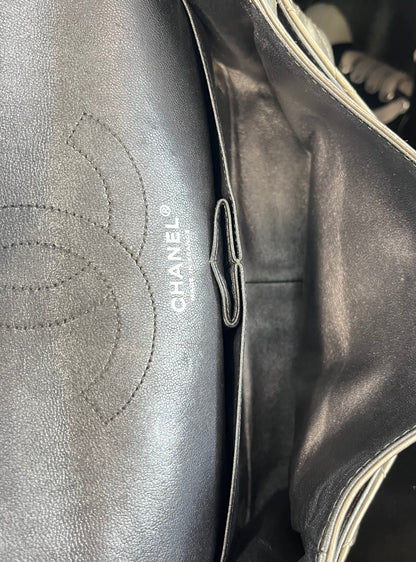 Chanel 2.55 Reissue Flap Pelle di Vitello Metallizzata Argento Anticato (2006–2008) – 30 cm