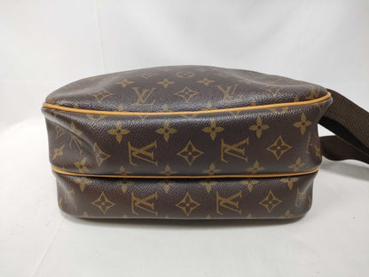 Louis Vuitton	Louis Vuitton Monogramme Pochette	GOOD